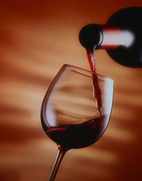 Un verre de vin rouge en train d'être rempli